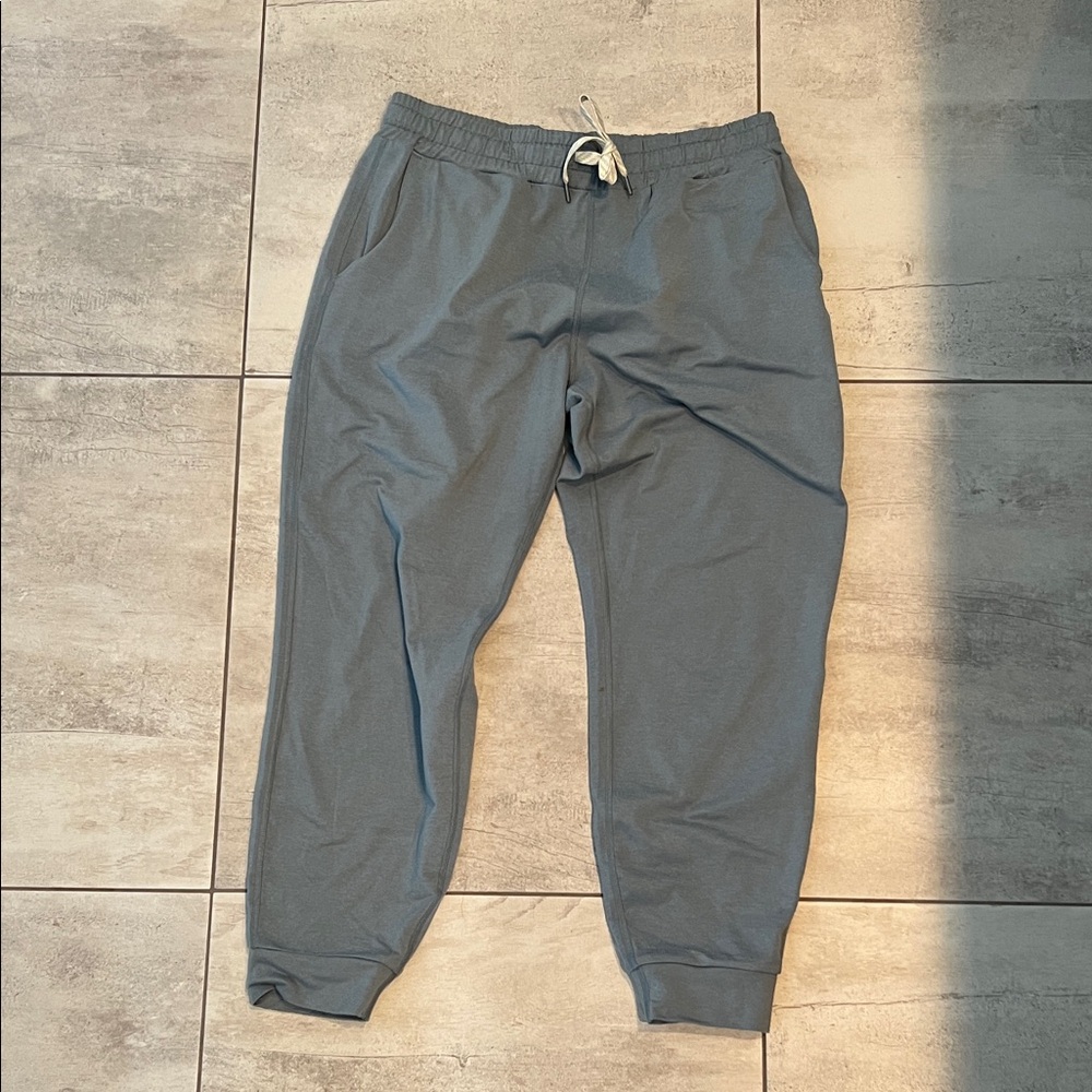 Vuori Performance Joggers in Smoke Blue Heather